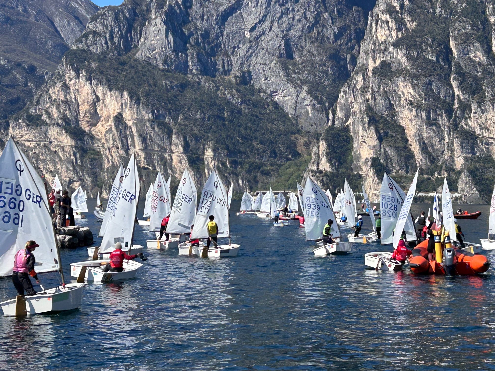 Starker Auftakt in die Saison: Hessische Segel-Jugend trainiert am Gardasee